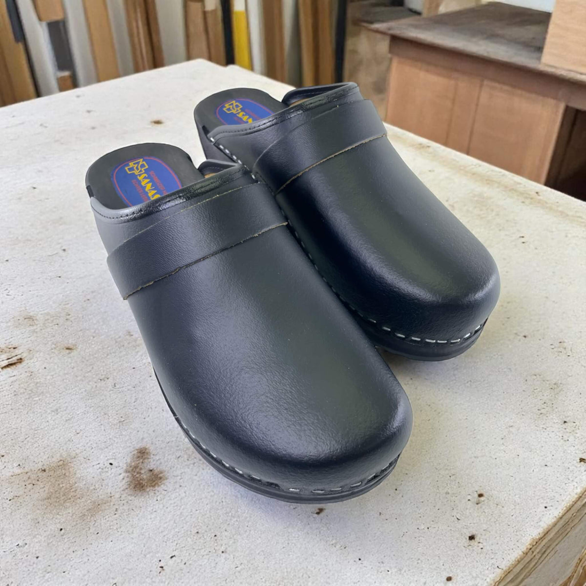 202.001.002_Holzclogs_Classic_black_c
